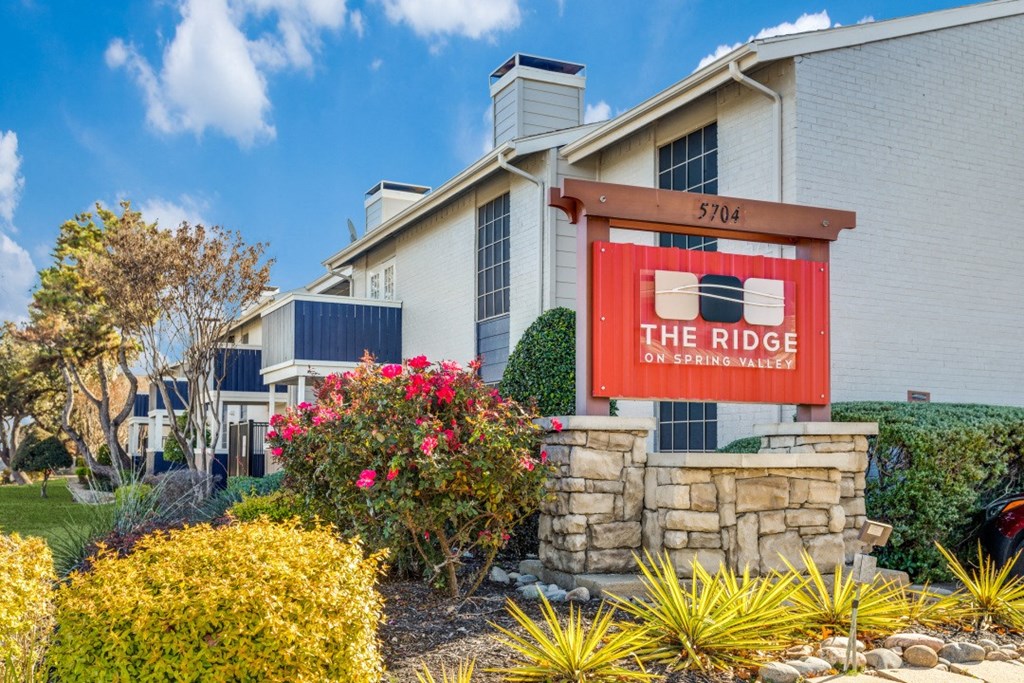 the ridge on saratoga apartments entrance sign