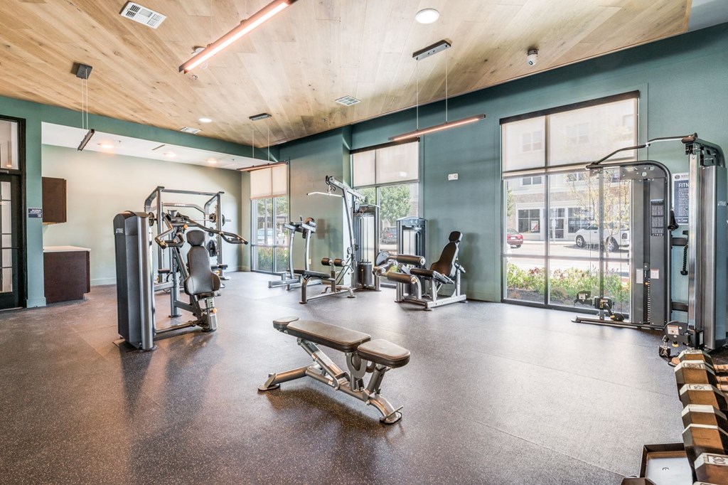 the gym at the landing at pullman apartments in pullman