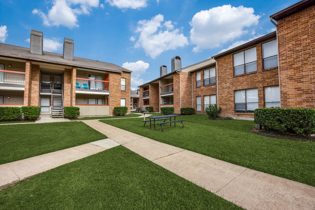 our apartments have a spacious courtyard with a picnic table