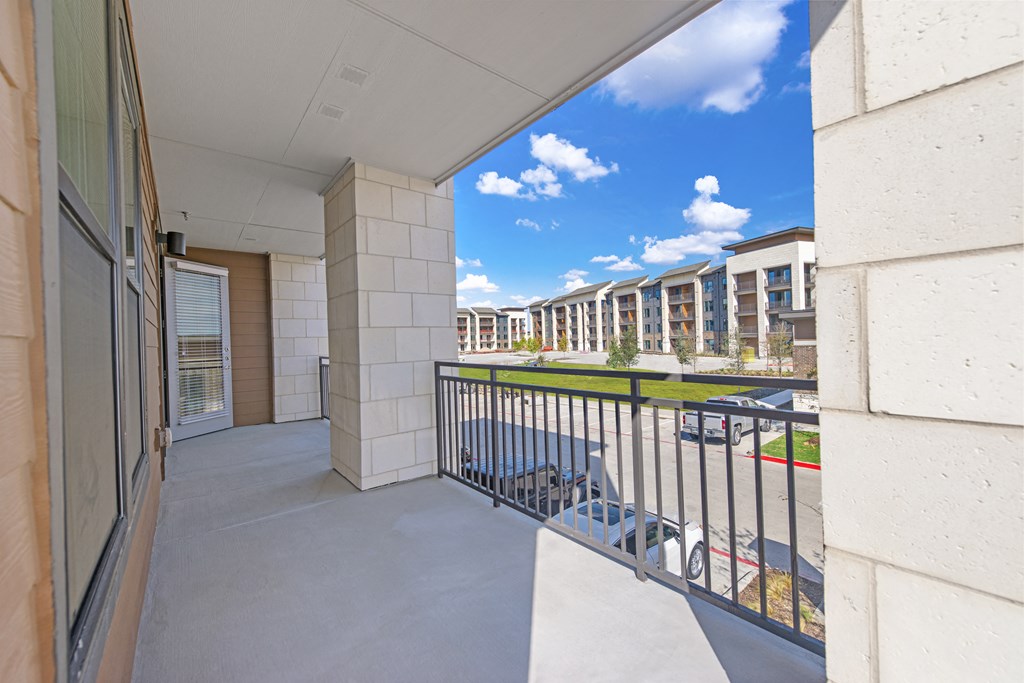 the preserve at ballantyne commons balcony views of the courtyard and apartment buildings