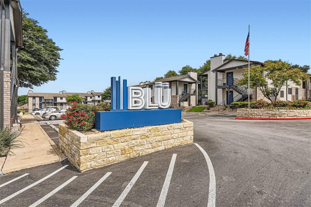 the sign for blu at the entrance of a parking lot