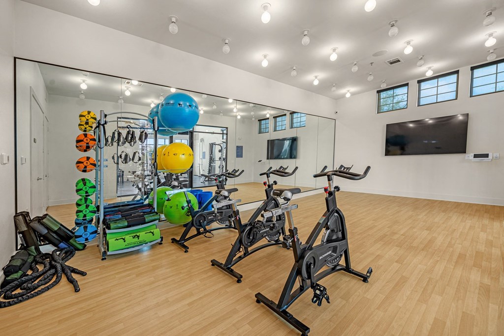 the gym at the landing at pullman apartments in pullman