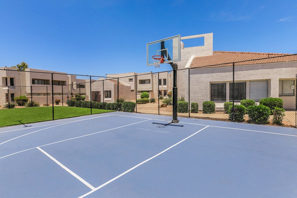 basketball court at the whispering winds apartments in pearland, tx