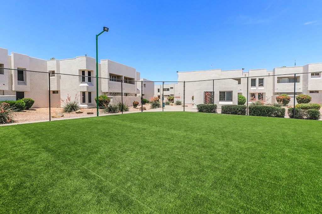 a view of the courtyard at the whispering winds apartments in pearland, tx