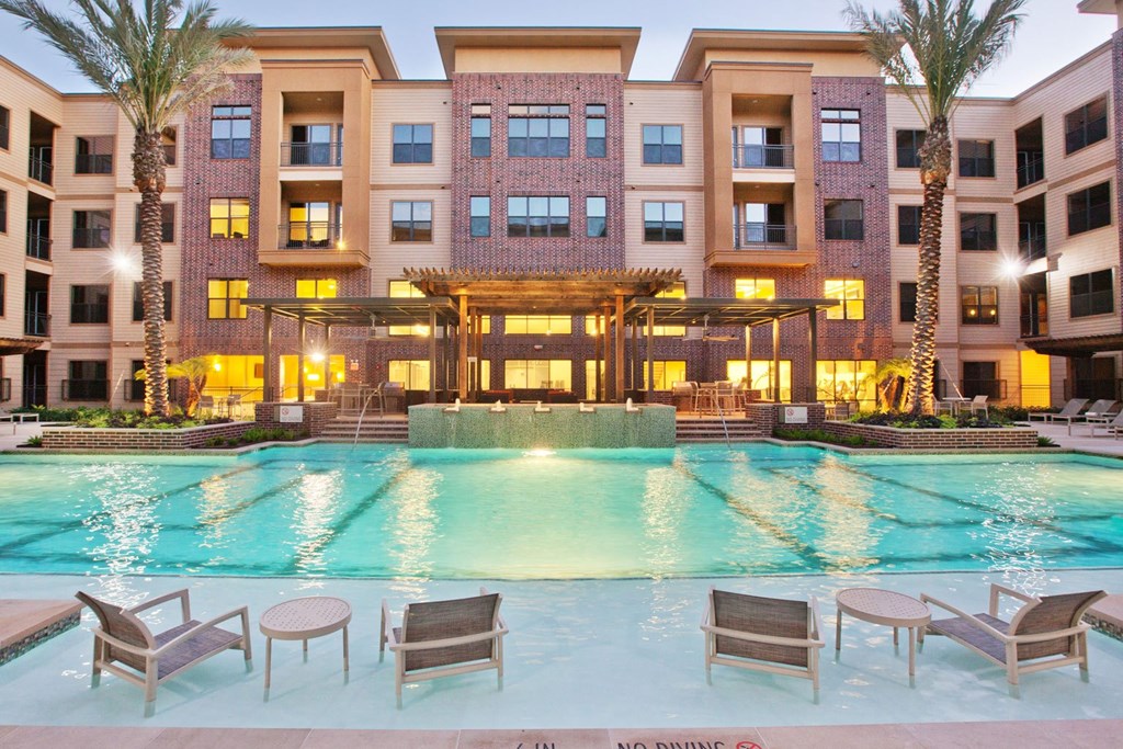 resort style pool in houston texas apartments