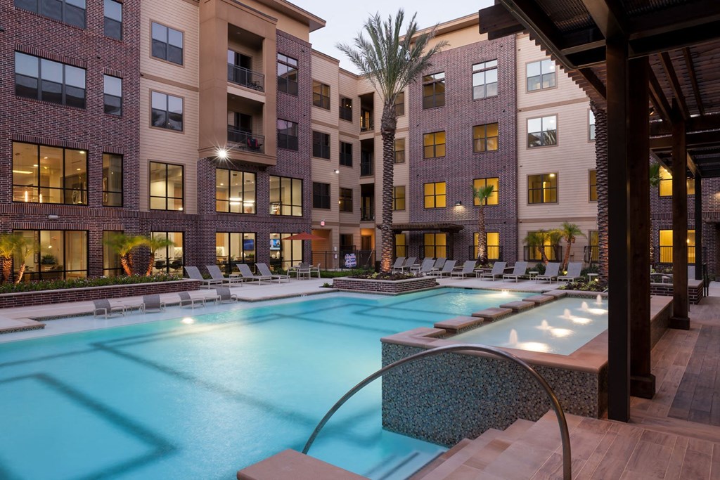 resort style pool in houston texas apartments
