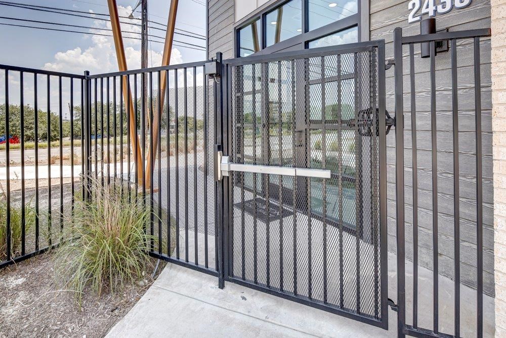 walk in entrances are available at Brixton South Shore, Texas