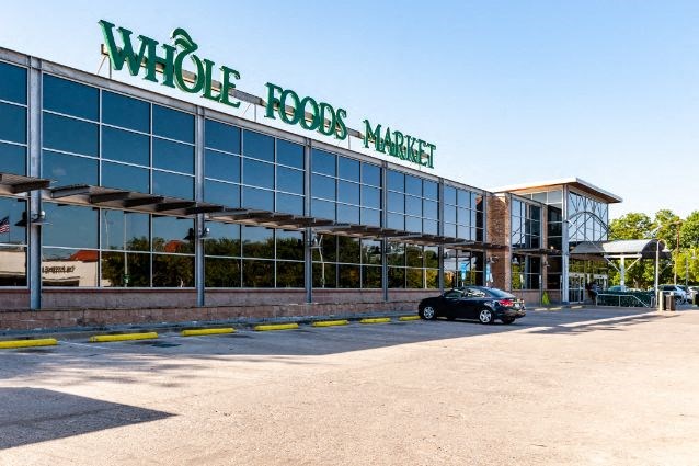 a car parked in front of a large building