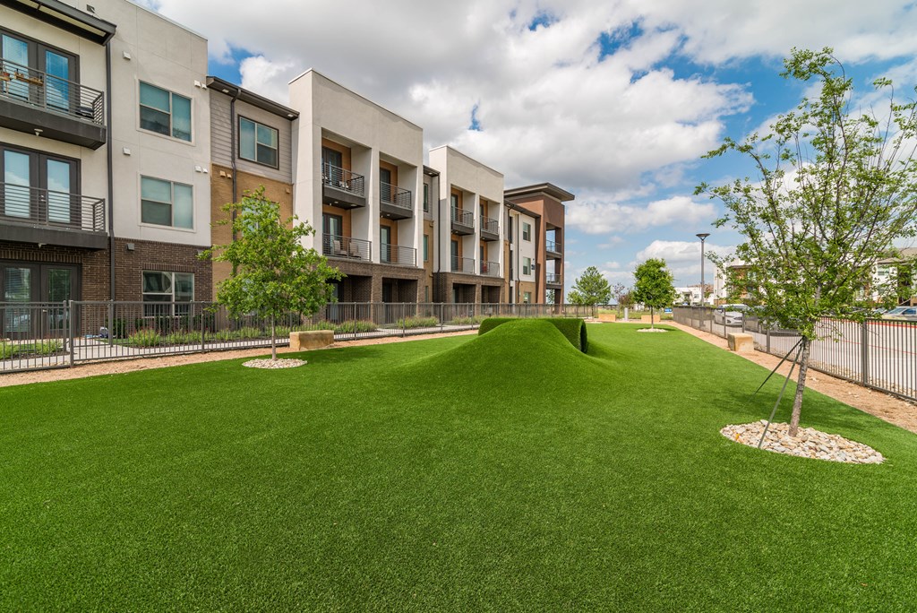 the preserve at ballantyne commons grass courtyard with apartment buildings