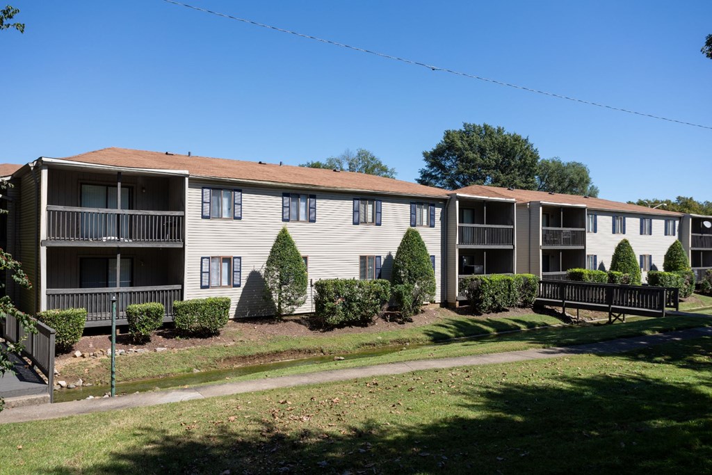 exterior view at the whispering winds apartments in pearland, tx