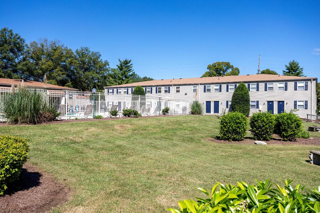 this is a photo of the courtyard at harvard square apartments in dallas, tx