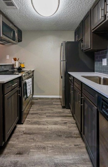 upgraded kitchen in 78704 austin tx apartments - Photo Gallery 5