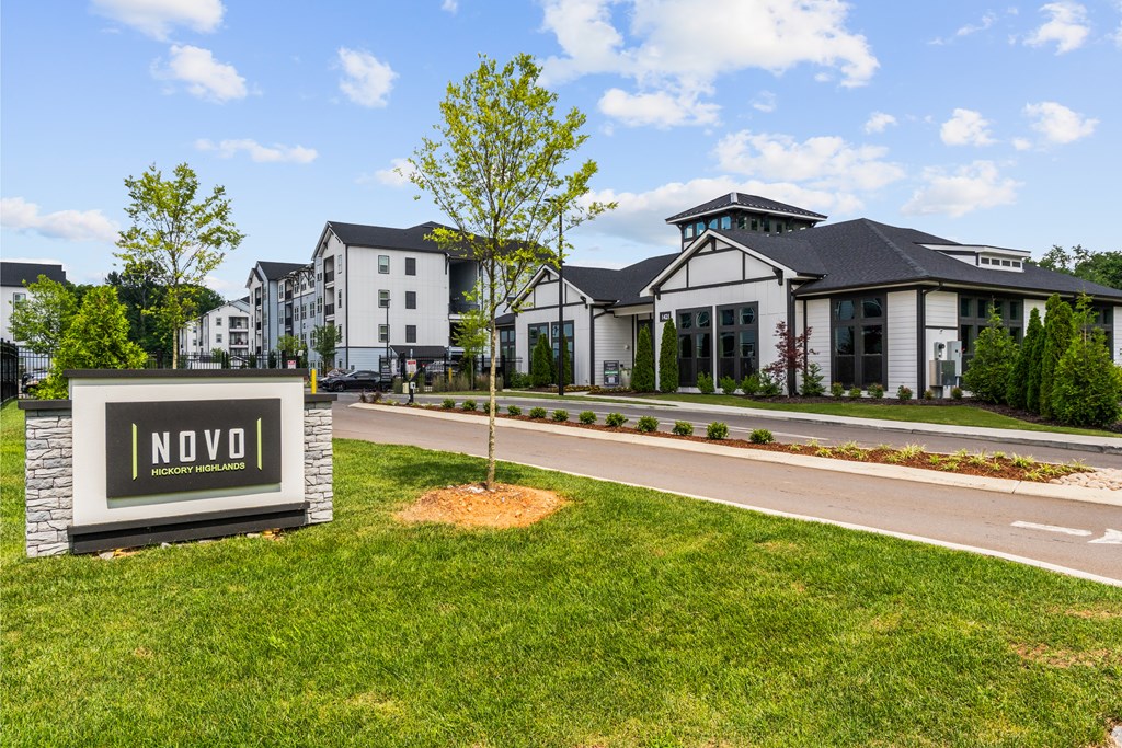A Novo sign is in front of a building.