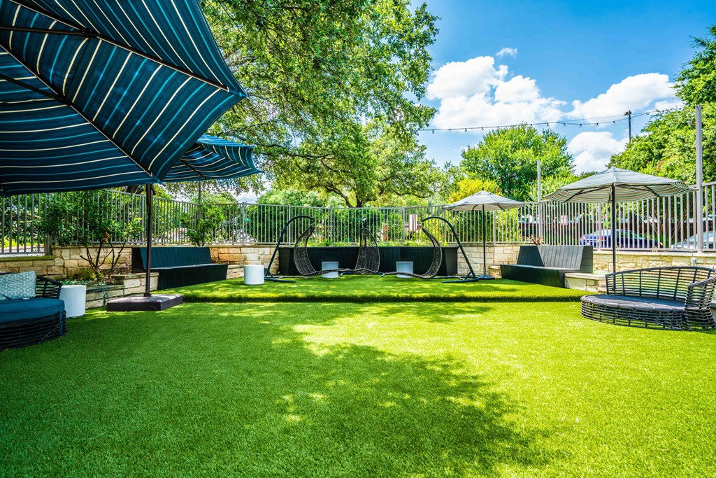 outdoor courtyard in luxury austin apartment