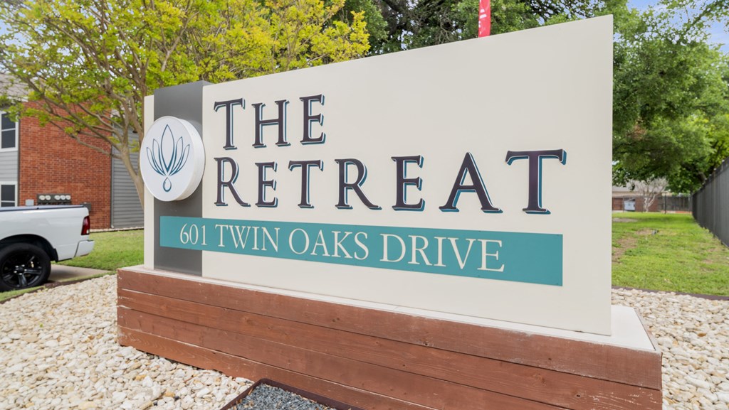 a sign that says the retreat 601 twin oaks drive