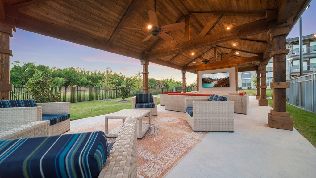 additional photo for property listing at chic digs with room to stretch out in the village 22 car