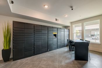 additional photo for property listing at chic digs with room to stretch out in the village 22 car