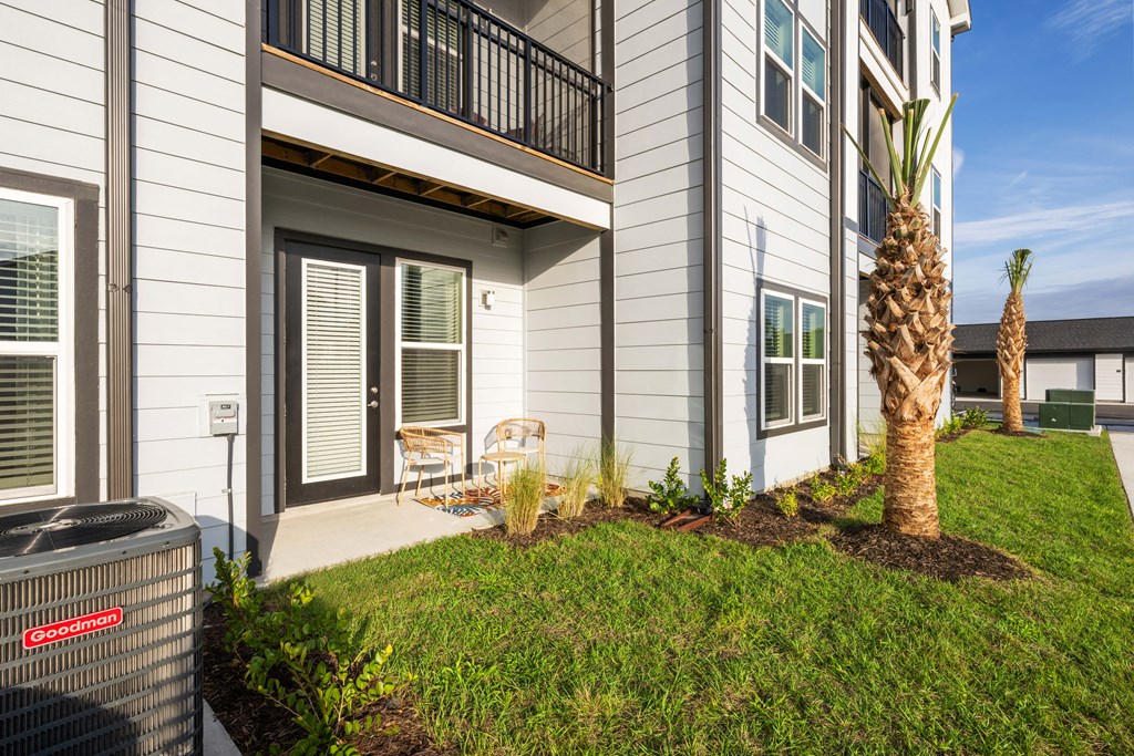 the preserve at ballantyne commons apartment patio and grass