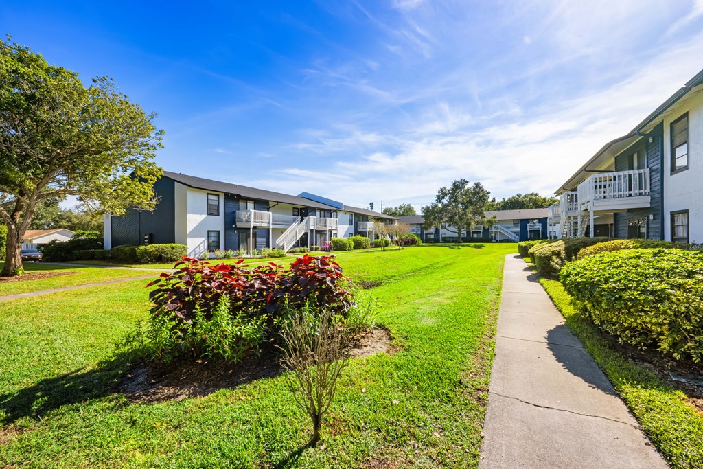the preserve at ballantyne commons apartments courtyard and sidewalk