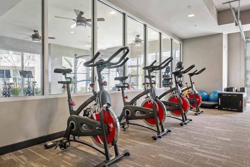 the gym at the landing at pullman apartments in pullman