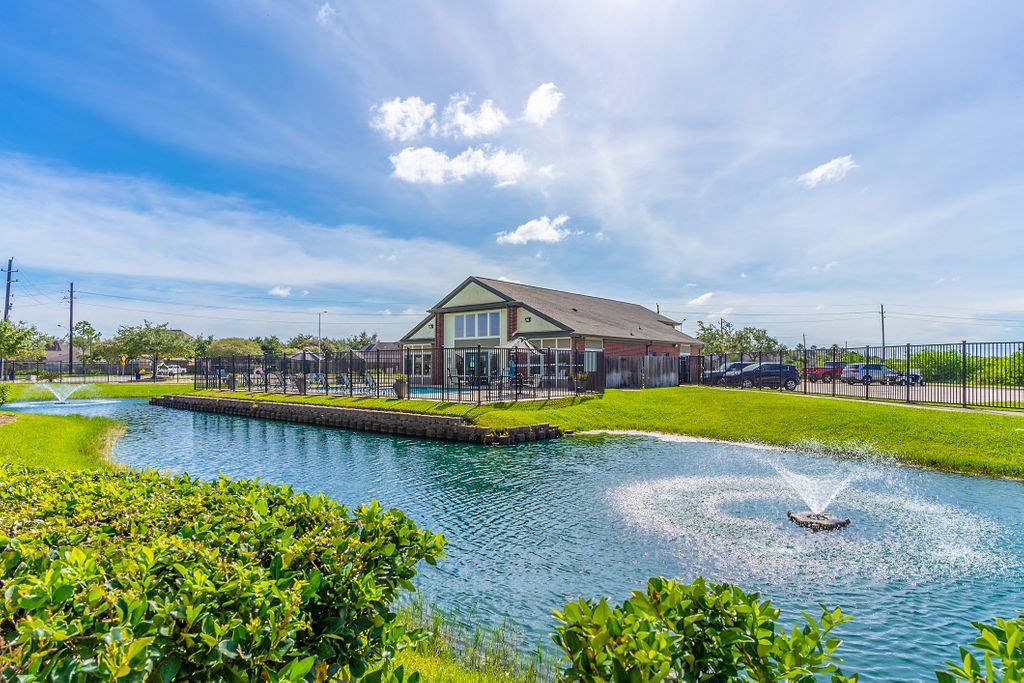 exterior shot of pearland tx apartments