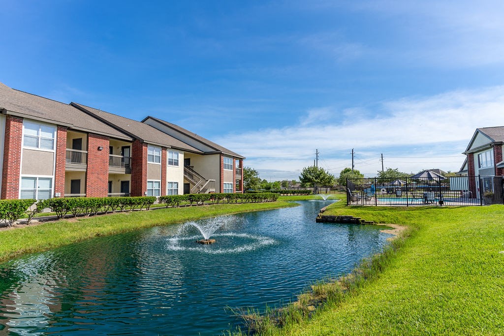 exterior shot of pearland tx apartments