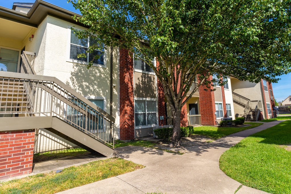 exterior shot of pearland tx apartments