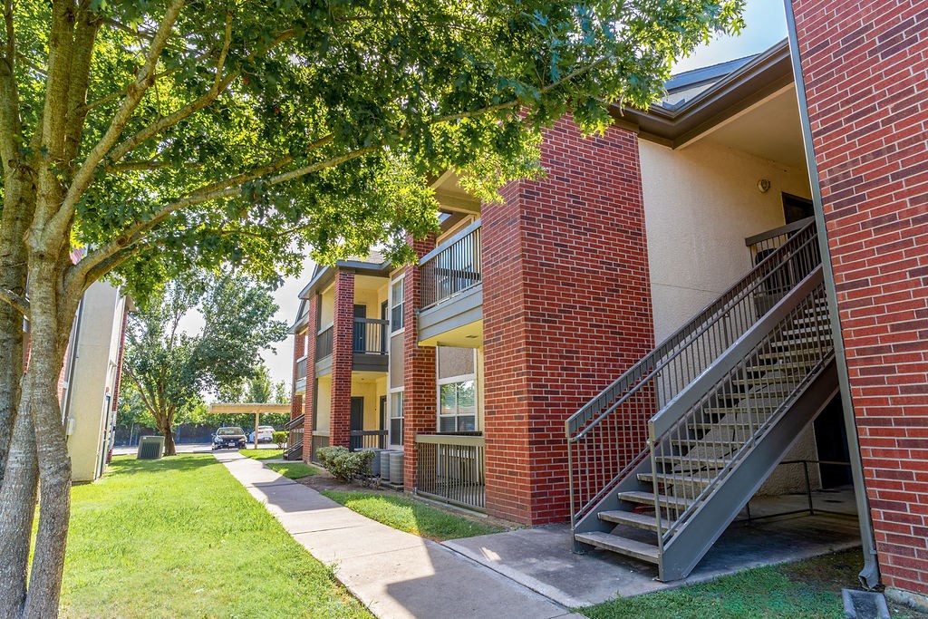 exterior shot of pearland tx apartments