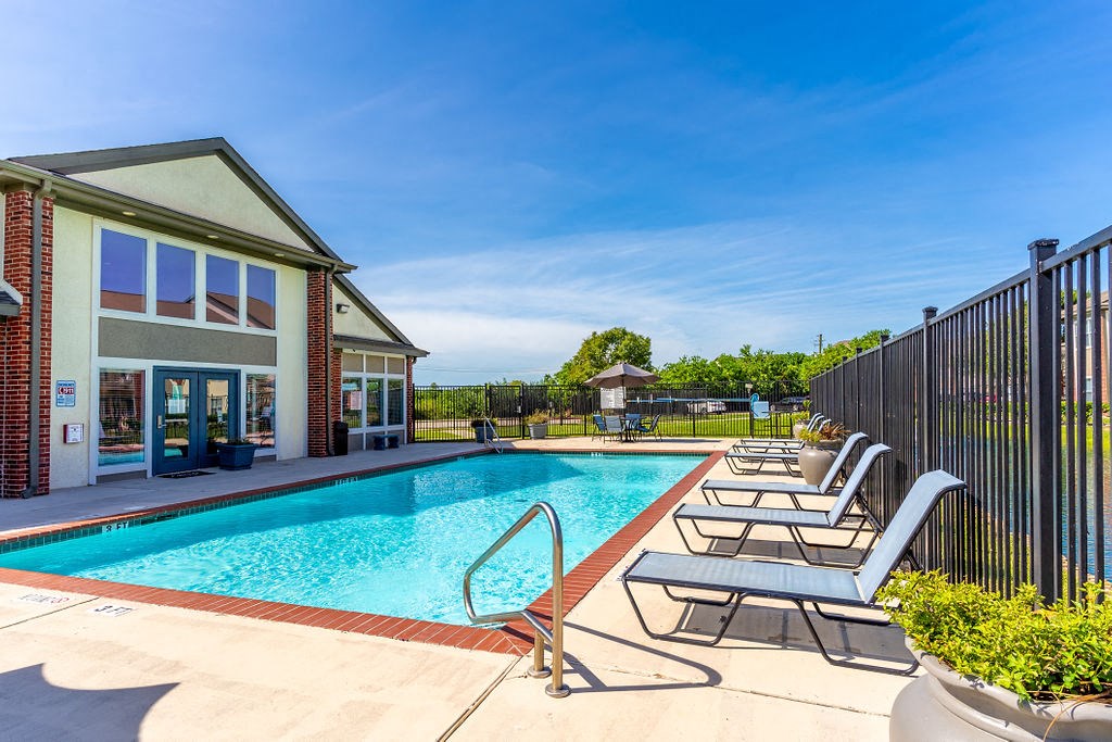 swimming pool in pearland tx apartments