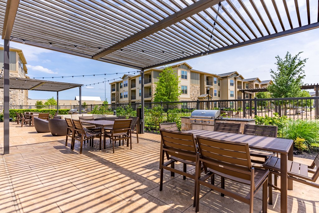the reserve at bucklin hill patio with tables and chairs