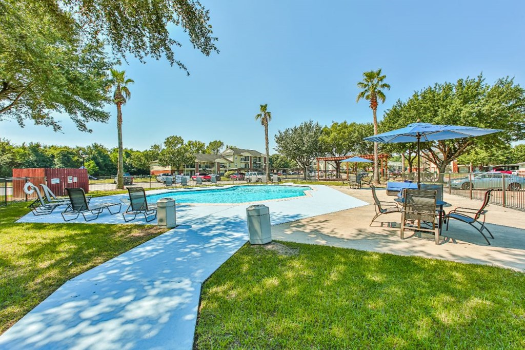 resort style pool in west houston luxury apartments