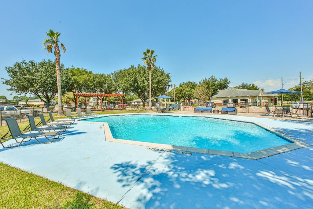 swimming pool in west houston luxury apartments