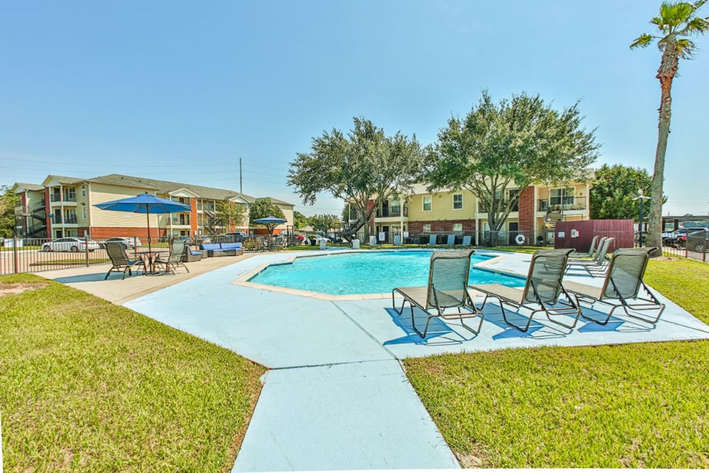 resort style pool in west houston luxury apartments