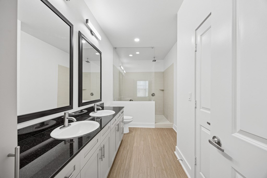 A bathroom with a sink and mirror.
