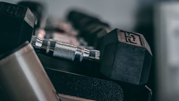 a bunch of dumbbells are lined up next to each other