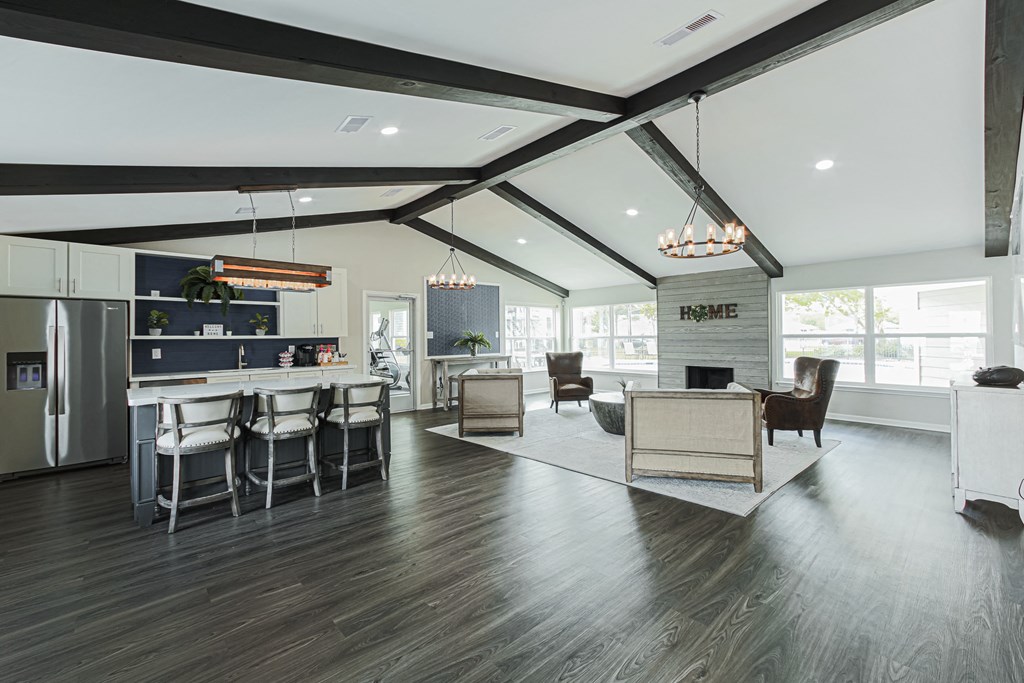 luxury pearland apartments with clubhouse