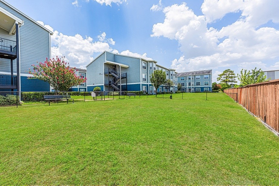 the reserve at city center apartments patio and yard