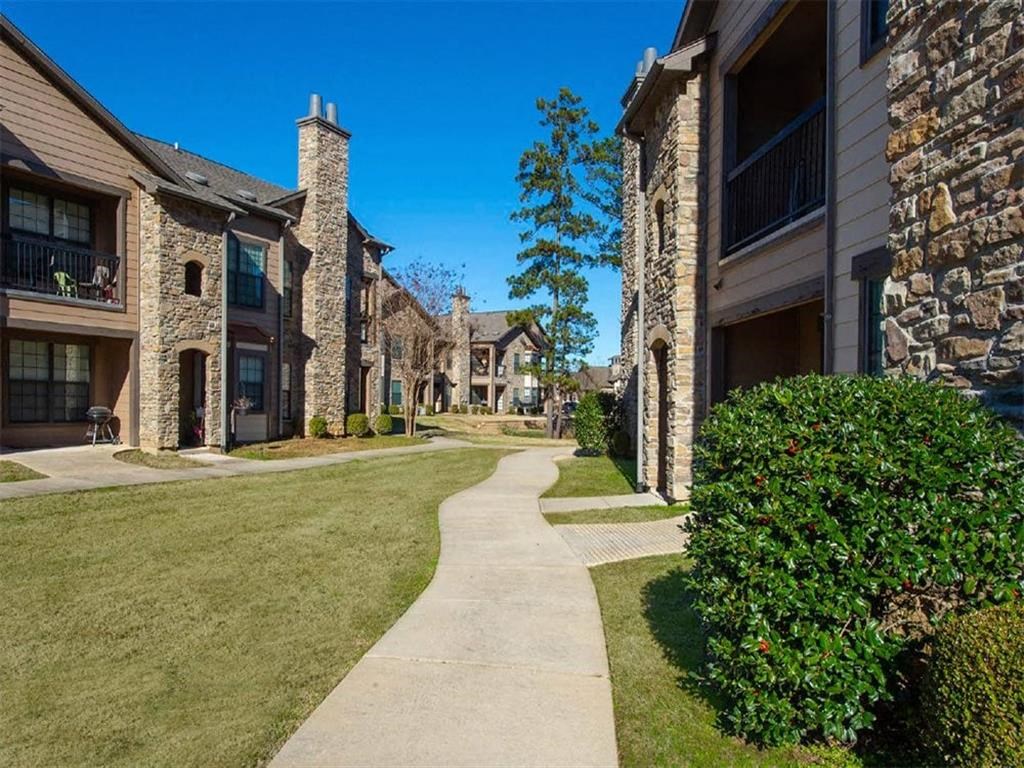 a sidewalk in the middle of some houses