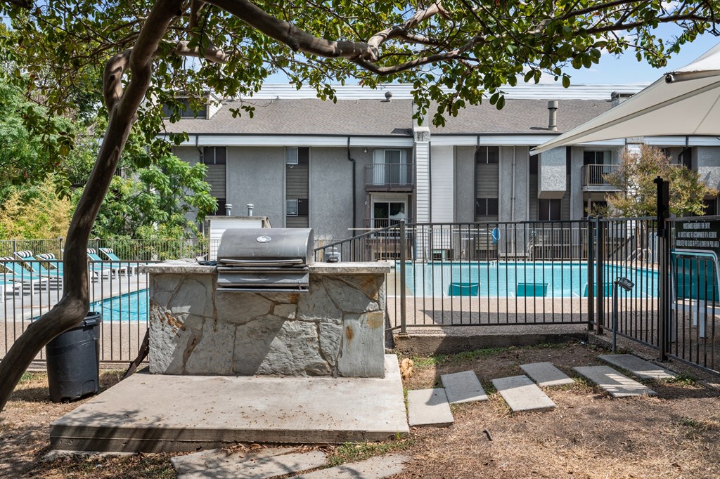our apartments have a swimming pool and a picnic table in front of our building