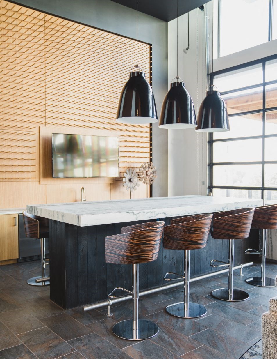 lobby sink with tv and island for guests