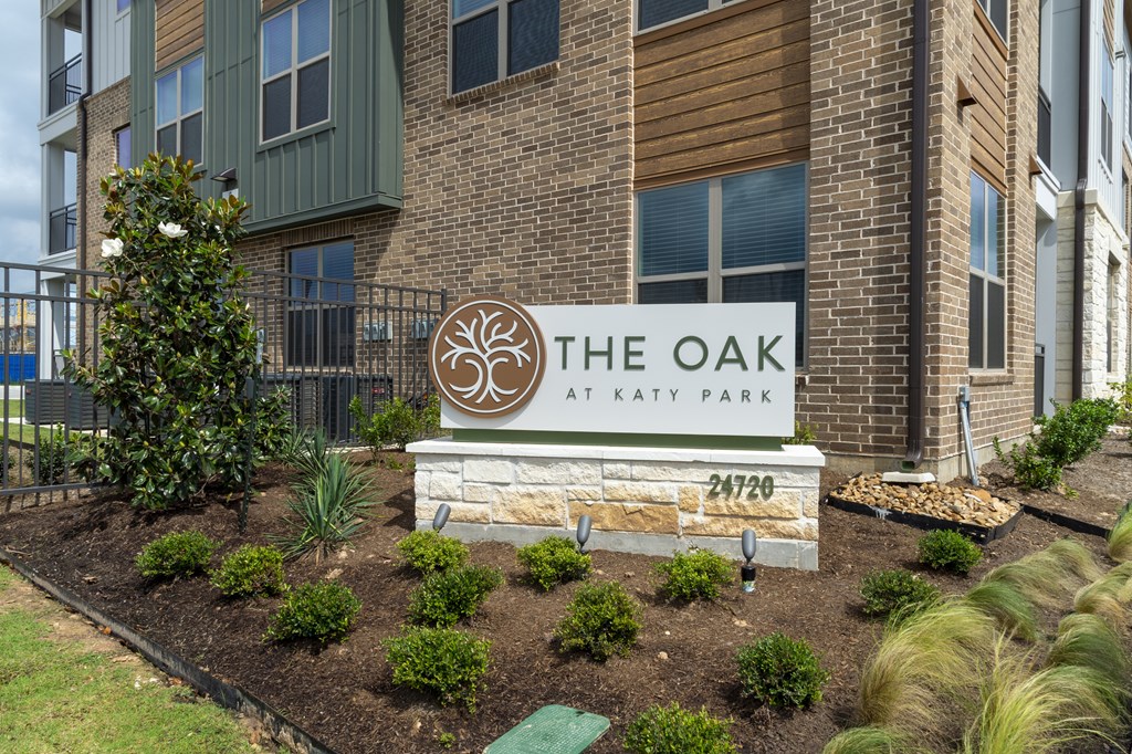 The Oak at Katy Park is a residential building with a landscaped front yard.