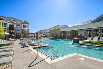 sparkling swimming pool in midland pet-friendly apartment - Photo Gallery 11