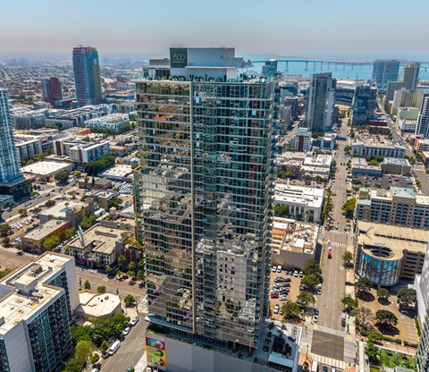 A tall building with the number 800 on it stands in the middle of a city.