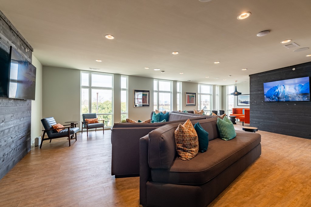 additional photo for property listing at chic digs with room to stretch out in the village 22 car