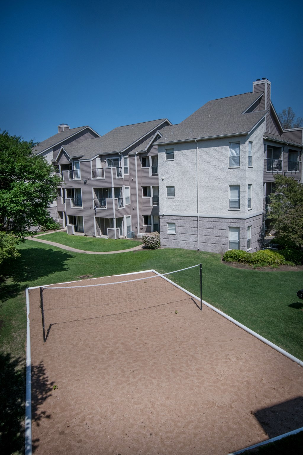 a tennis court at the whispering winds apartments in pearland, tx
