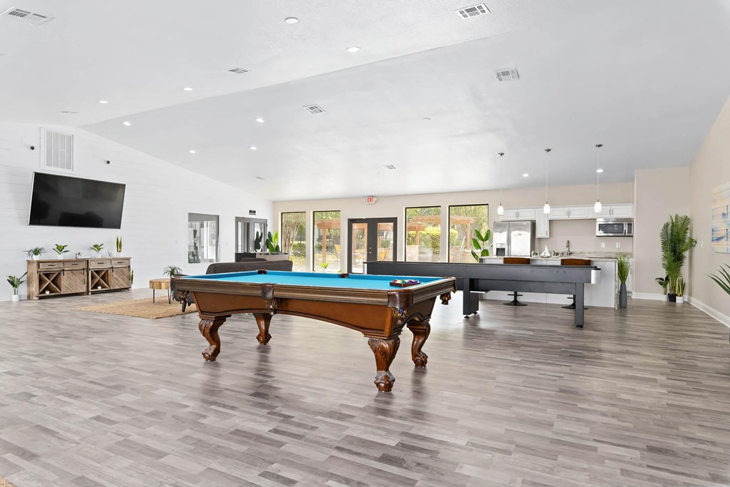 additional photo for property listing at chic digs with room to stretch out in the village 22 car