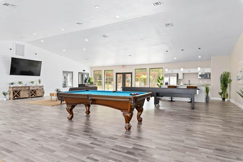 additional photo for property listing at chic digs with room to stretch out in the village 22 car