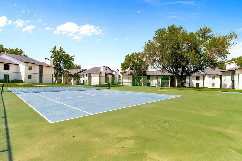 tennis court at the whispering winds apartments in pearland, tx