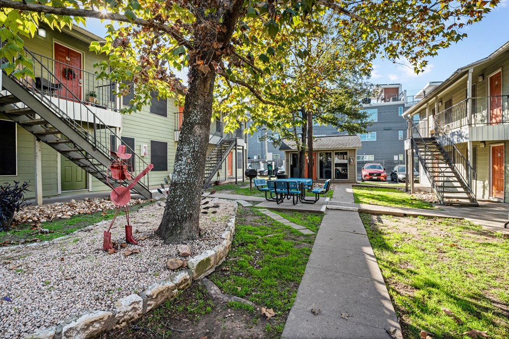 the preserve at ballantyne commons apartments courtyard and stairs