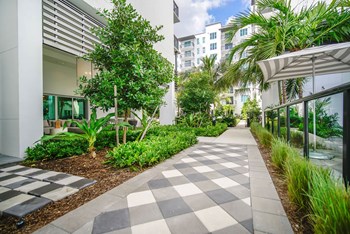 Outdoor Space Apartment Florida - Photo Gallery 36